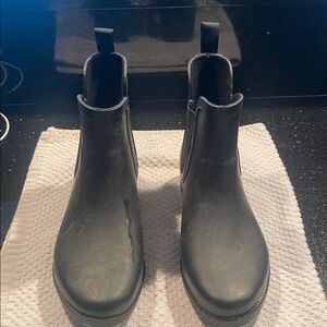Women’s size 8 Black ankle mud Boots